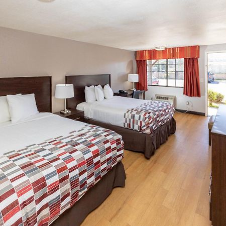 Red Roof Inn Ломпок Екстериор снимка