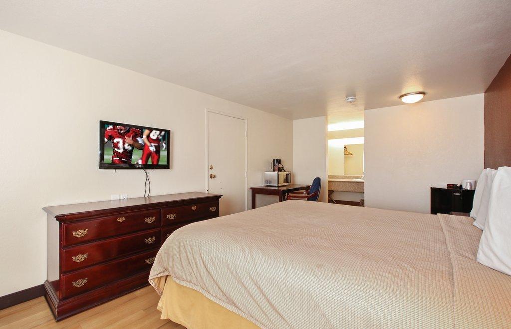 Red Roof Inn Ломпок Екстериор снимка