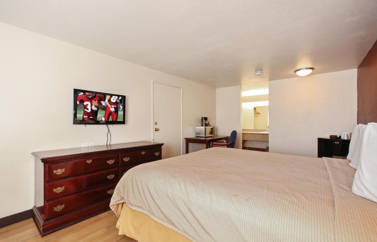 Red Roof Inn Ломпок Екстериор снимка