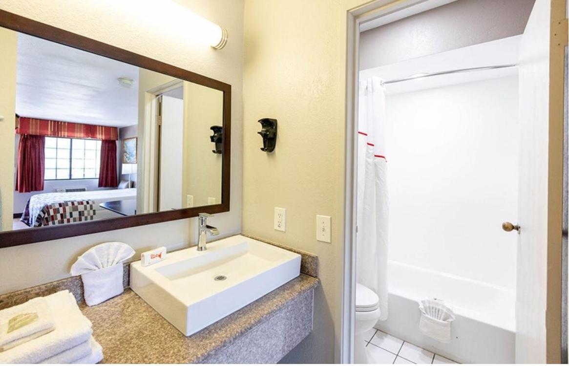 Red Roof Inn Ломпок Екстериор снимка