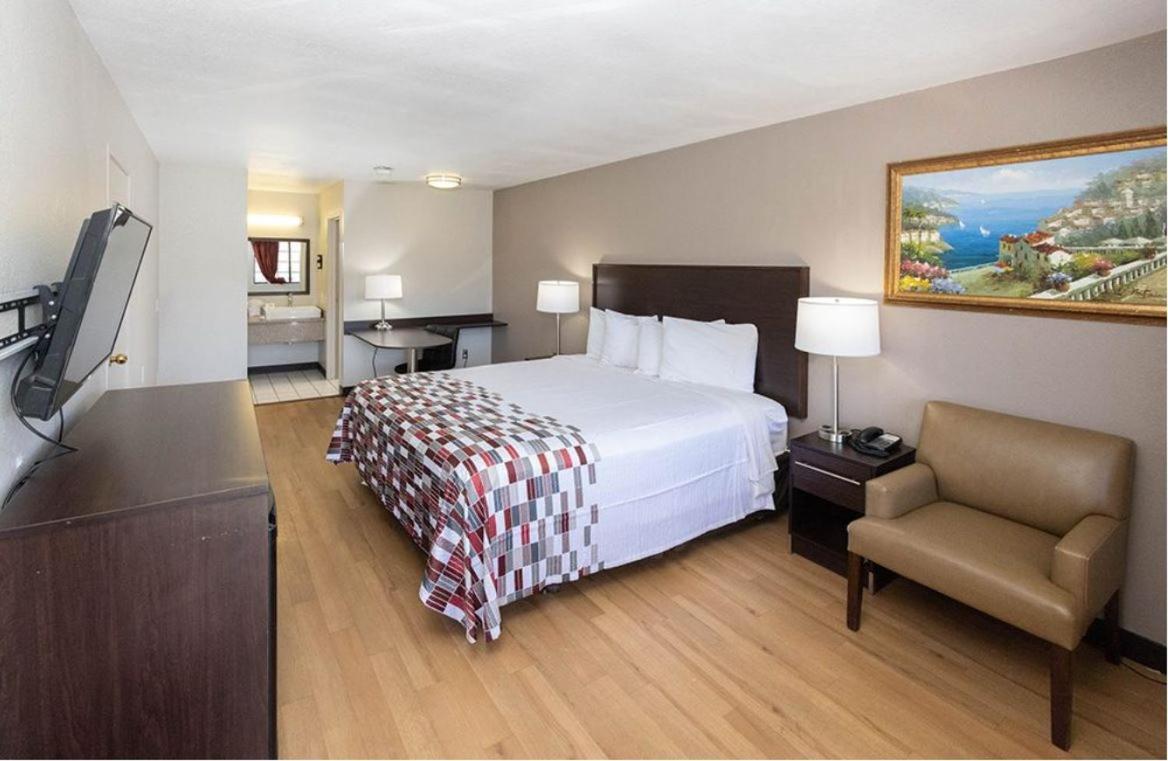 Red Roof Inn Ломпок Екстериор снимка