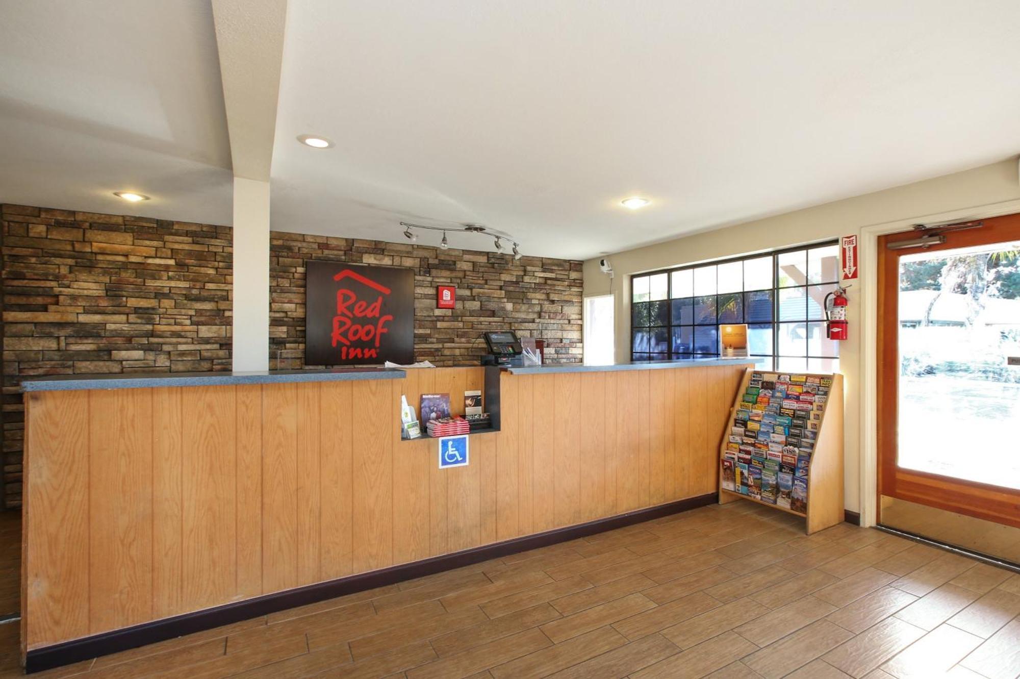 Red Roof Inn Ломпок Екстериор снимка