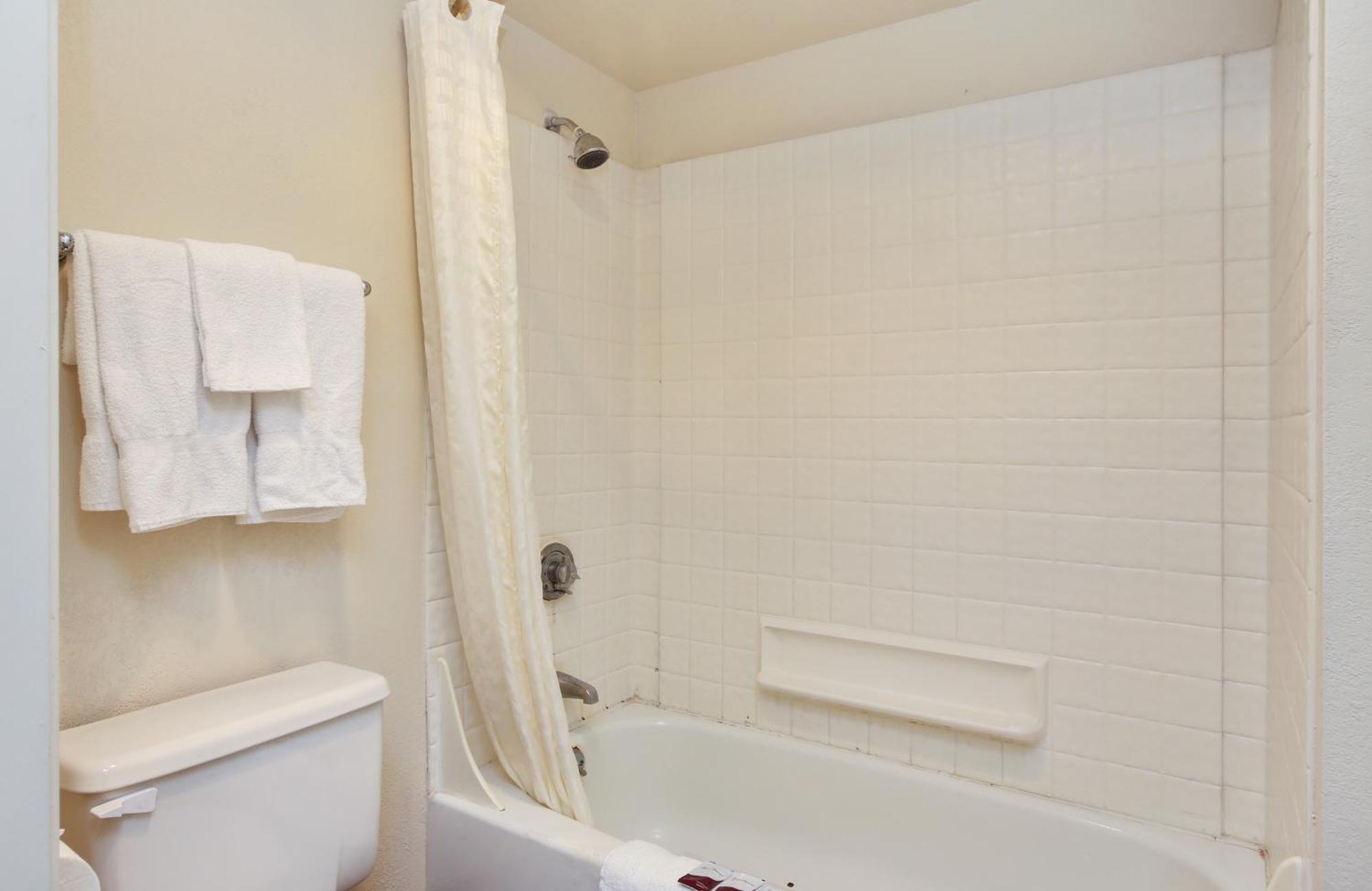 Red Roof Inn Ломпок Екстериор снимка