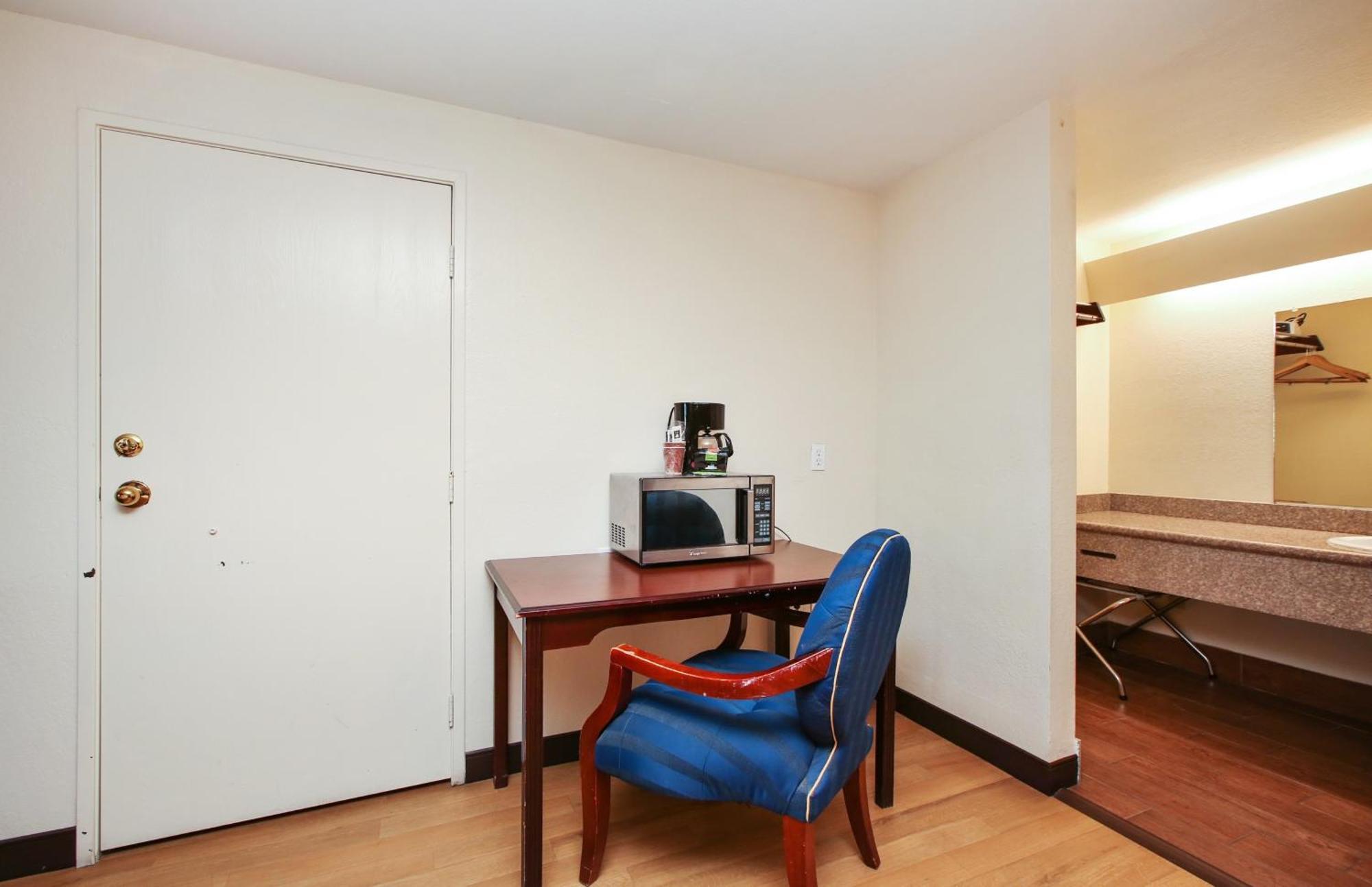 Red Roof Inn Ломпок Екстериор снимка