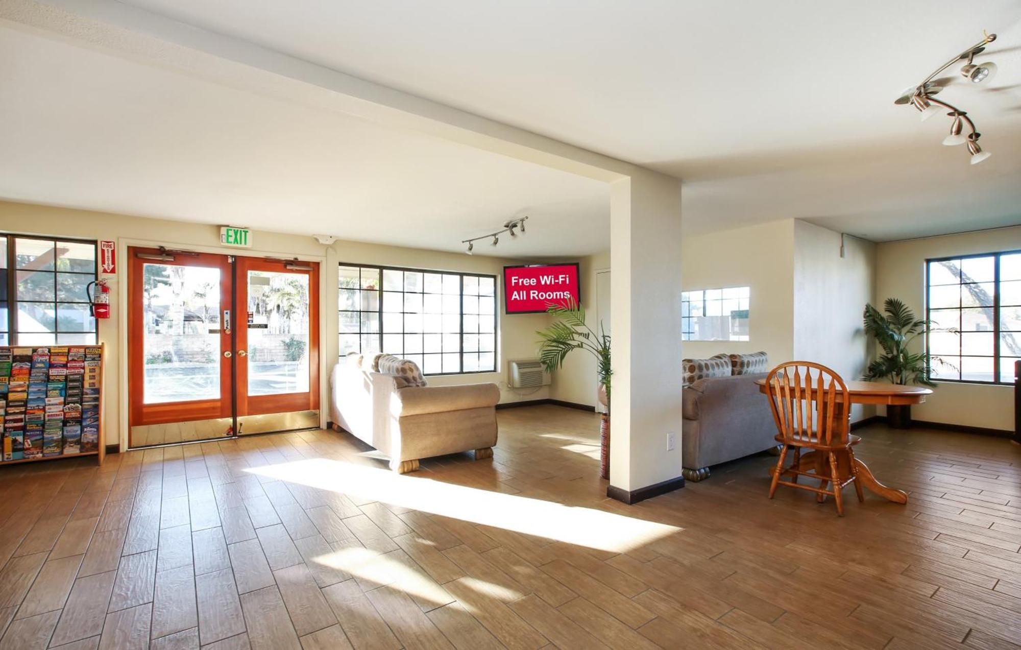 Red Roof Inn Ломпок Екстериор снимка