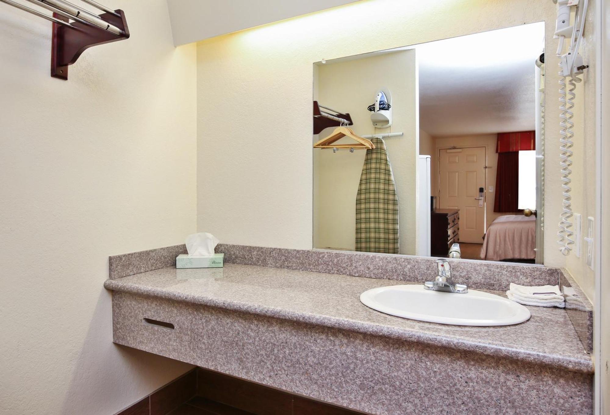 Red Roof Inn Ломпок Екстериор снимка