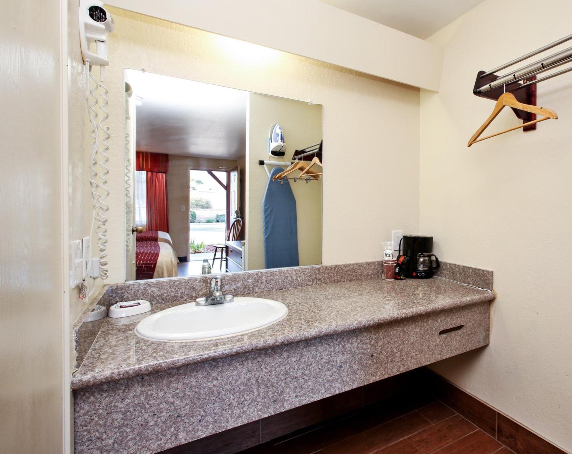 Red Roof Inn Ломпок Екстериор снимка