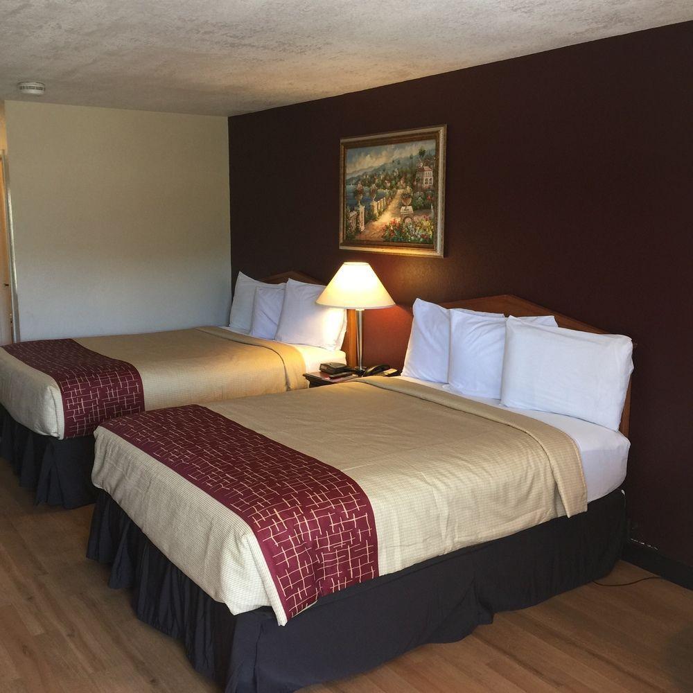 Red Roof Inn Ломпок Екстериор снимка