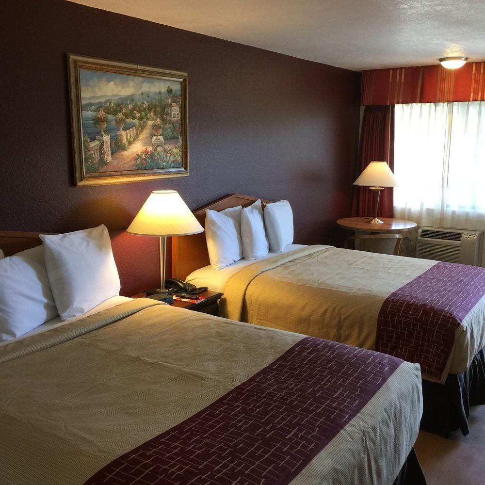 Red Roof Inn Ломпок Екстериор снимка