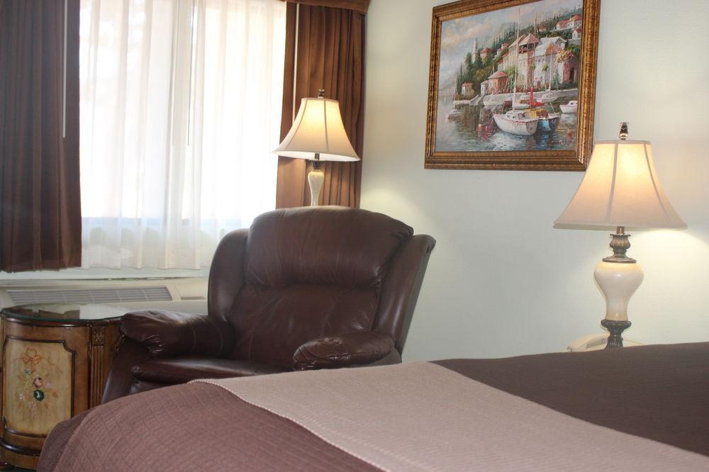 Red Roof Inn Ломпок Екстериор снимка