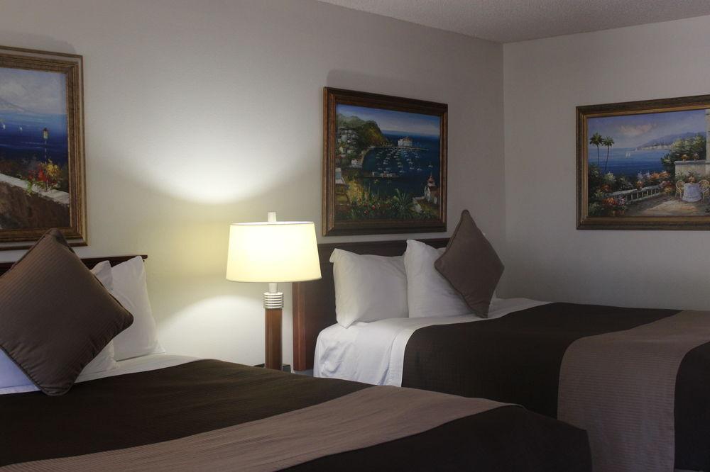 Red Roof Inn Ломпок Екстериор снимка