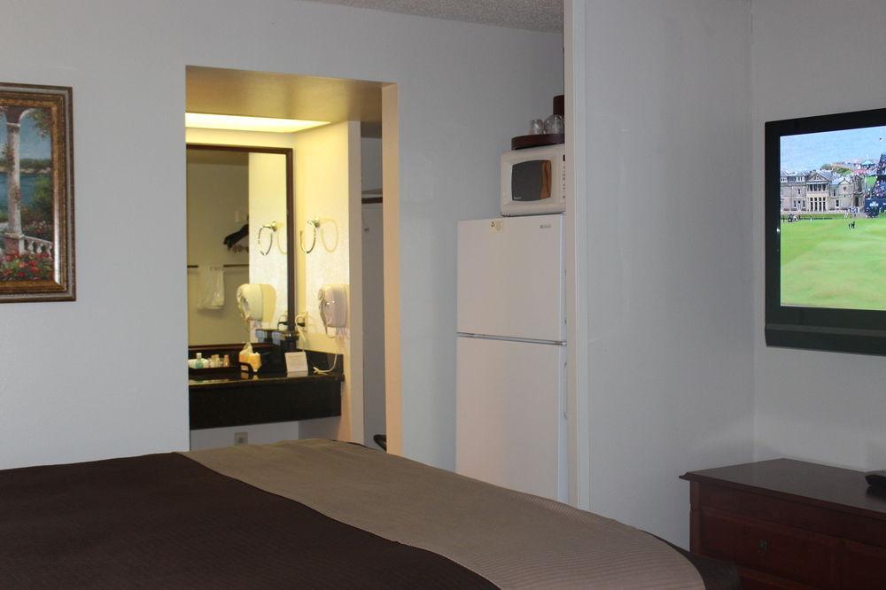 Red Roof Inn Ломпок Екстериор снимка