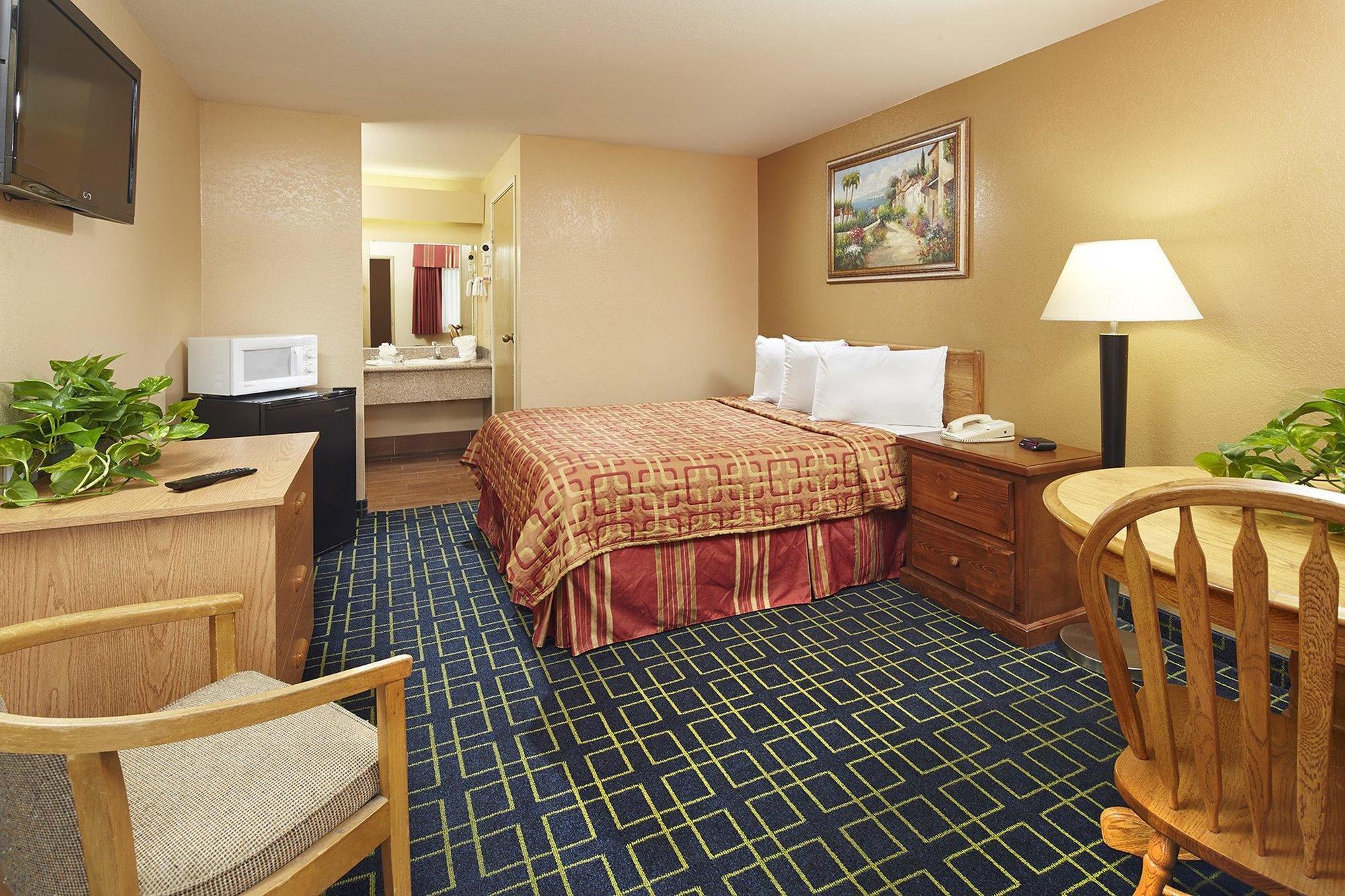 Red Roof Inn Ломпок Екстериор снимка