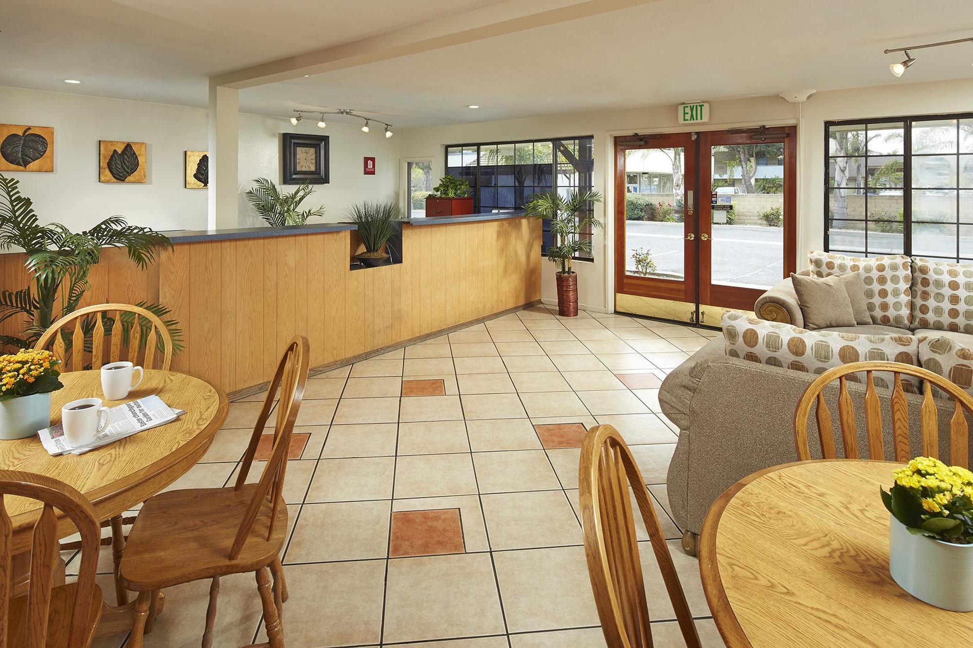 Red Roof Inn Ломпок Екстериор снимка