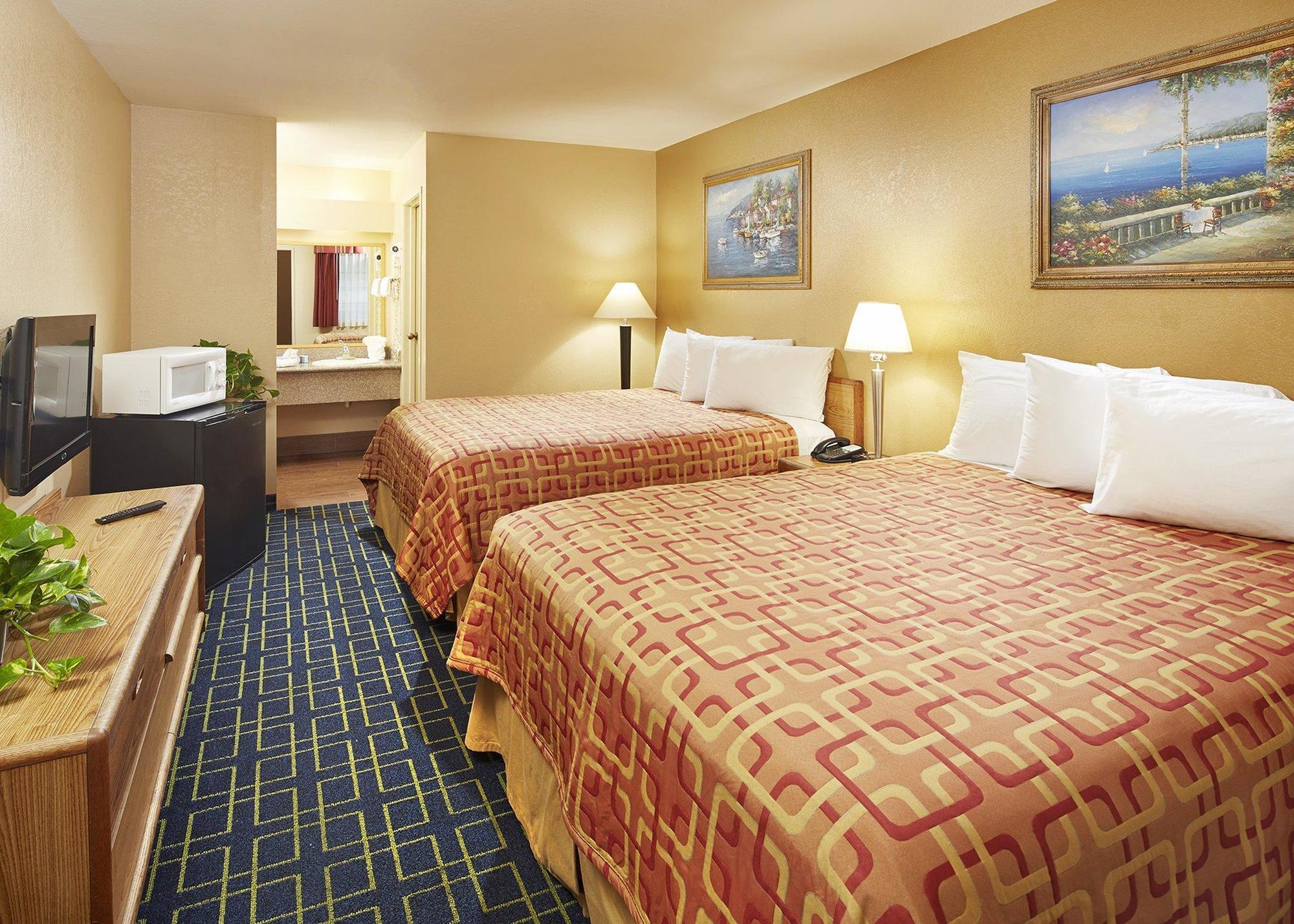 Red Roof Inn Ломпок Екстериор снимка