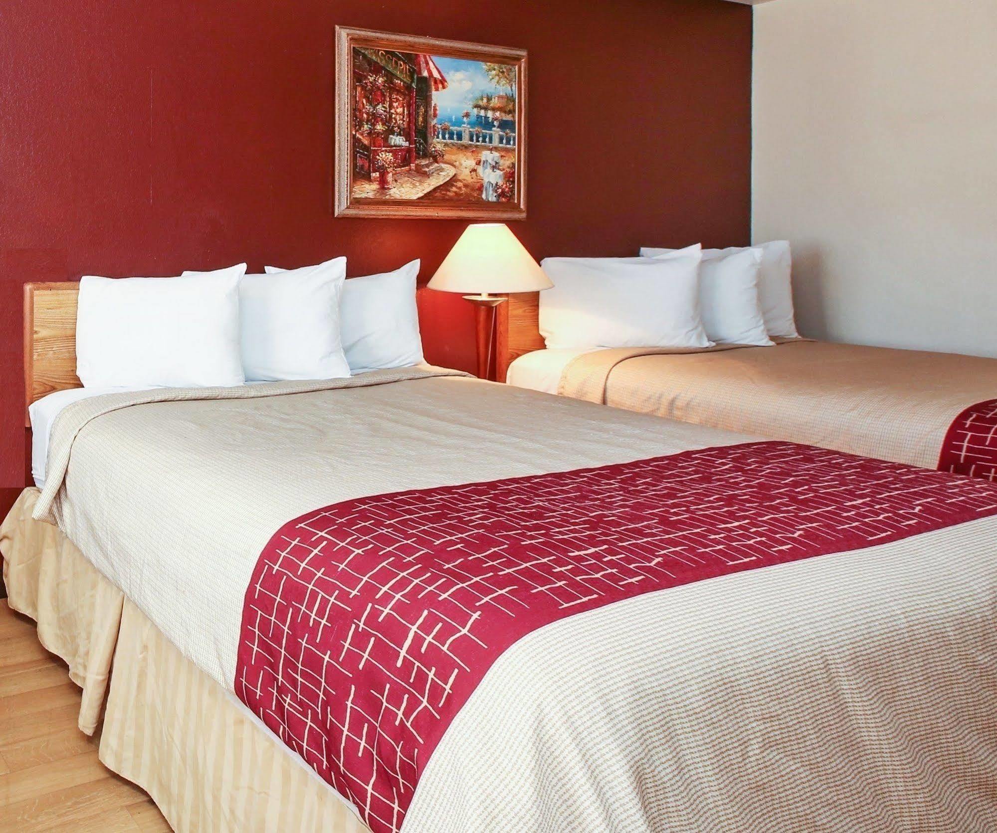 Red Roof Inn Ломпок Екстериор снимка